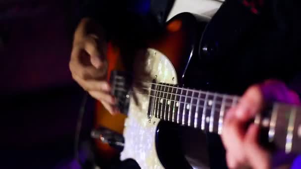 Musicista maschile con chitarra elettrica — Video Stock