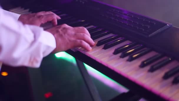Τα χέρια του μουσικός που παίζει το πληκτρολόγιο σε συναυλία — Αρχείο Βίντεο