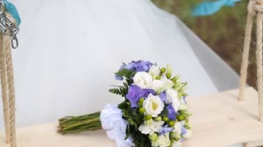 Gelin buketi salıncakta
