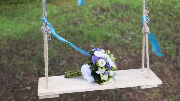 Bouquet da sposa su un'altalena — Video Stock