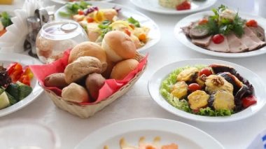 Ziyafet masasına servis edilmiş. Peçeteli, bardaklı ve salatalı şarap bardakları.