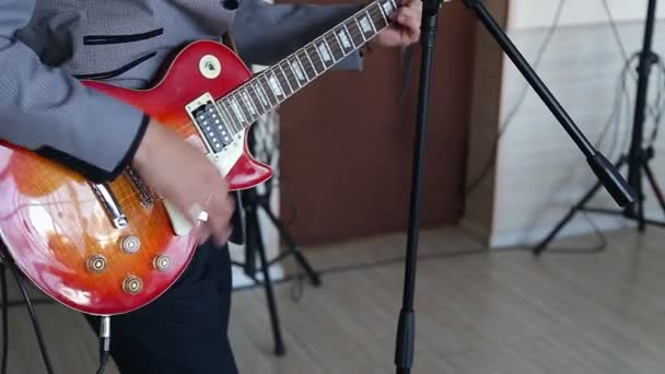 Homem tocando guitarra — Vídeo de Stock