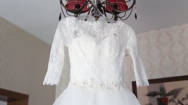 Vestido de novia de lujo listo para novia . — Vídeos de Stock