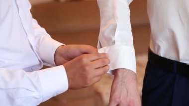 Manşet bitirme. Koymak kol düğmesi ile kelepçe