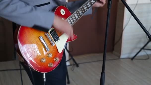 Mann spielt Gitarre — Stockvideo