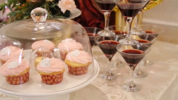Zelfgemaakte fancy gedekte tafel met snoep snoepjes — Stockvideo