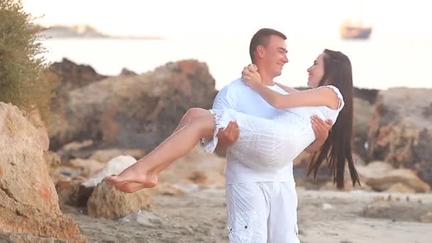 Couple marchant sur la plage. Jeune couple interracial heureux marchant sur la plage — Video