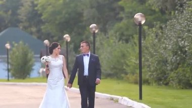 Gelin ve damat uzak yaz Park'ta yürüyordunuz