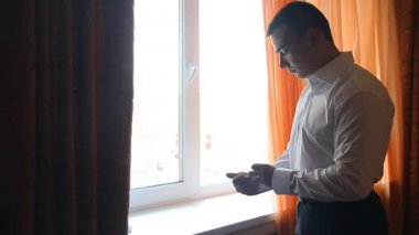 Manşet bitirme. Koymak kol düğmesi ile kelepçe