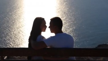 Beagle köpek yavrusu ile deniz kıyısında yürüyüş aşk Çift