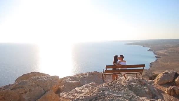 Amor pareja caminando con beagle cachorro en la costa del mar — Vídeos de Stock