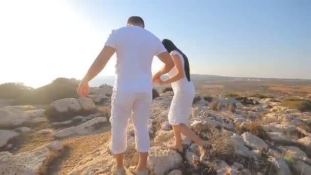 Love couple walking with beagle puppy on the sea coast — Stock Video