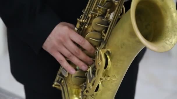 Чоловік грає саксофон — стокове відео