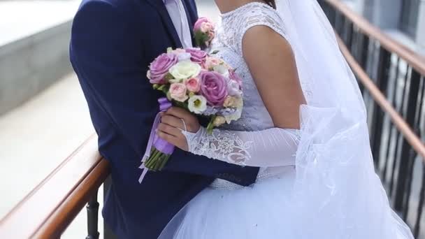 Bräutigam kommt zur Braut — Stockvideo