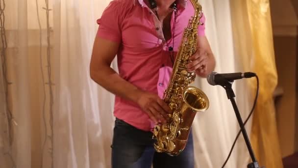 Mann spielt Saxofon — Stockvideo