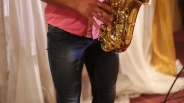 Saksafon çalan adam