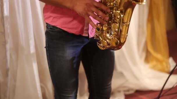 Hombre tocando el saxofón — Vídeos de Stock