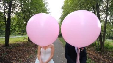 Mutlu gelin ve damat ile balon