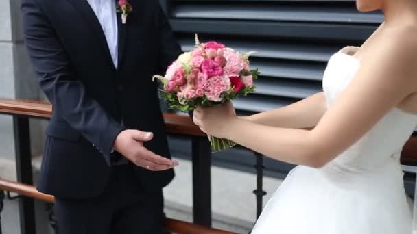 Boda pareja cogida de la mano — Vídeos de Stock