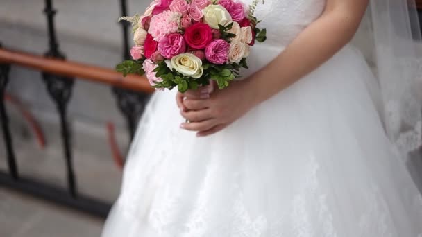 Closeup of bride hands holding beautiful bouquet — Stock Video