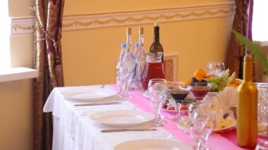 Ziyafet masasına servis edilmiş. Peçeteli, bardaklı ve salatalı şarap bardakları.