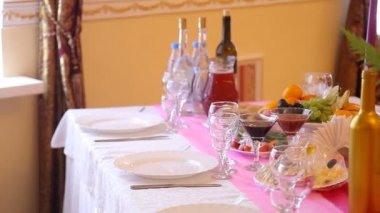Ziyafet masasına servis edilmiş. Peçeteli, bardaklı ve salatalı şarap bardakları.