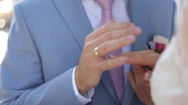 Düğün çifti el ele tutuşuyor.