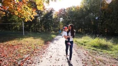 Anne ve bebek kızı gezmeye Güz