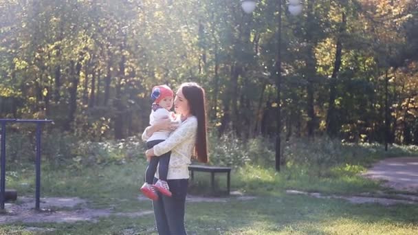 Mamma e figlia per una passeggiata in autunno — Video Stock