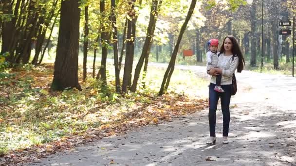 Κόρη μαμά και το μωρό για μια βόλτα το φθινόπωρο — Αρχείο Βίντεο