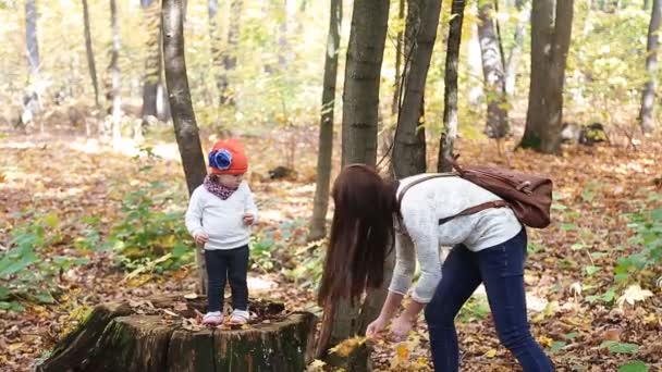 Mamma och baby dotter för en promenad i höst — Stockvideo