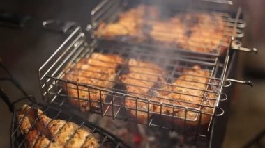 Alevler closeup ile ızgara et