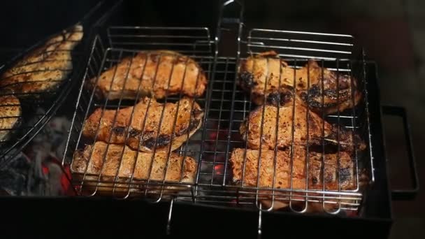 М'ясо на грилі з полум'ям крупним планом — стокове відео