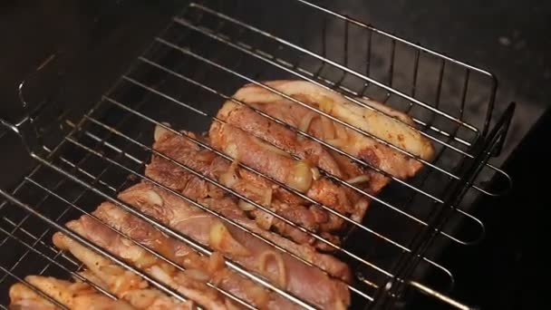 Vlees op de grill met vlammen close-up — Stockvideo