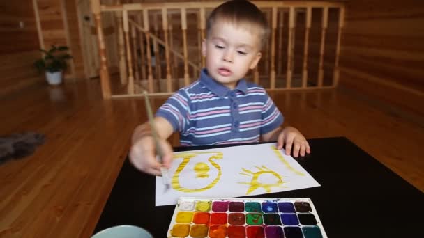 Little boy paints — Stock Video