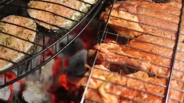 Fleisch auf dem Grill mit Flammen Nahaufnahme — Stockvideo