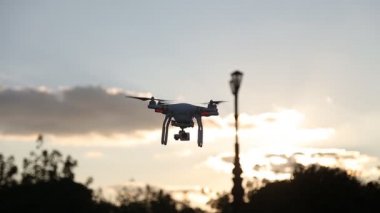 Havada uçan bir kişisel dron