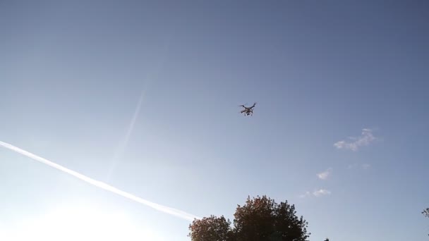 Een persoonlijke drone vliegen door de lucht — Stockvideo