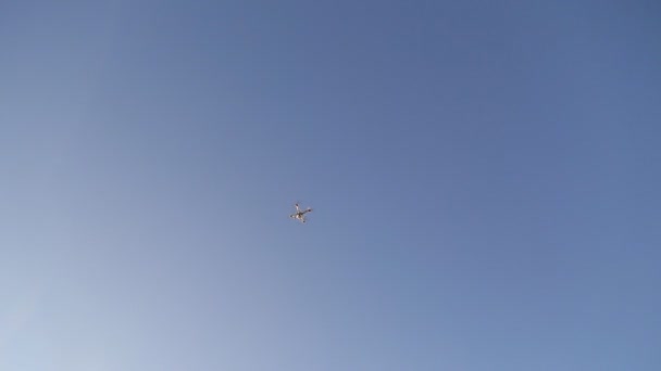 Un drone personnel volant dans les airs 