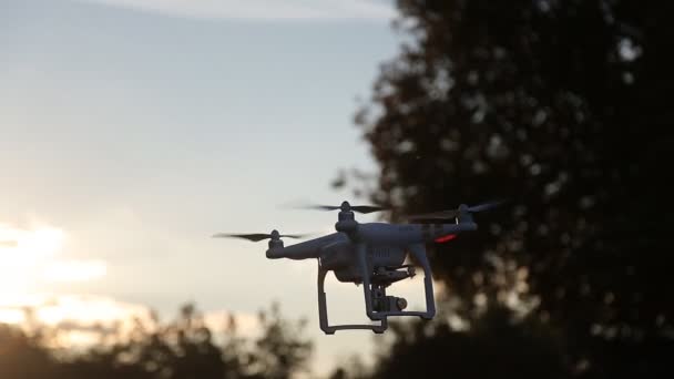 Drone atardecer volador — Vídeo de stock