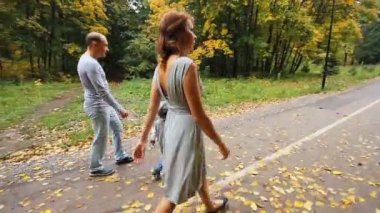 Mutlu gülümseyen aile Parkta yürümek kadar kolay sonbahar