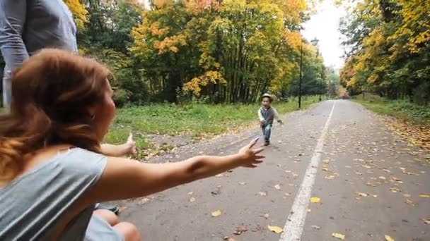 Mutlu gülümseyen aile Parkta yürümek kadar kolay sonbahar — Stok video