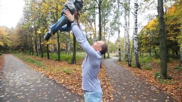 Lachende en gelukkige familie lopen in herfst park — Stockvideo