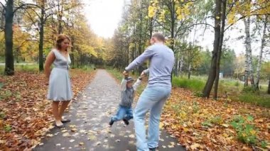 Mutlu gülümseyen aile Parkta yürümek kadar kolay sonbahar