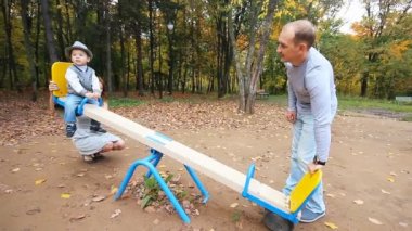 Mutlu gülümseyen aile Parkta yürümek kadar kolay sonbahar