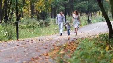 Mutlu gülümseyen aile Parkta yürümek kadar kolay sonbahar