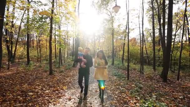 Šťastná rodina na procházce v parku na podzim — Stock video