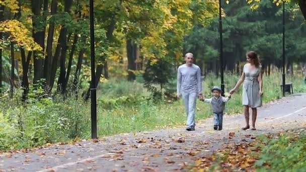 Lachende en gelukkige familie lopen in herfst park — Stockvideo