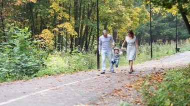 Mutlu gülümseyen aile Parkta yürümek kadar kolay sonbahar