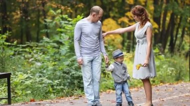 Mutlu gülümseyen aile Parkta yürümek kadar kolay sonbahar